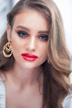 Güzellik Makyajı. Güzel yüz ve pembe dudaklar Ile kadın. Büyüleyici seksi makyaj, yumuşak pürüzsüz cilt ve dolgun tam pembe dudaklar Ile güzel genç zarif kadın modeli yakın yukarı. 