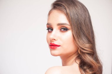 Güzellik Makyajı. Güzel yüz ve pembe dudaklar Ile kadın. Büyüleyici seksi makyaj, yumuşak pürüzsüz cilt ve dolgun tam pembe dudaklar Ile güzel genç zarif kadın modeli yakın yukarı. 