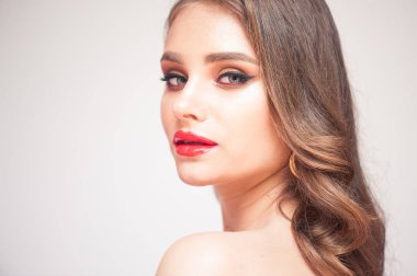 Güzellik Makyajı. Güzel yüz ve pembe dudaklar Ile kadın. Büyüleyici seksi makyaj, yumuşak pürüzsüz cilt ve dolgun tam pembe dudaklar Ile güzel genç zarif kadın modeli yakın yukarı. 