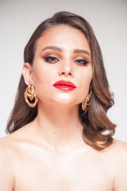 Güzellik Makyajı. Güzel yüz ve pembe dudaklar Ile kadın. Büyüleyici seksi makyaj, yumuşak pürüzsüz cilt ve dolgun tam pembe dudaklar Ile güzel genç zarif kadın modeli yakın yukarı. 