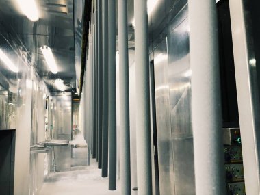 Metal parçalar için fabrikada endüstriyel konveyör hattı. Parça yüzeyinin ve boya parçalarının toz boya ile ön işlemesi.