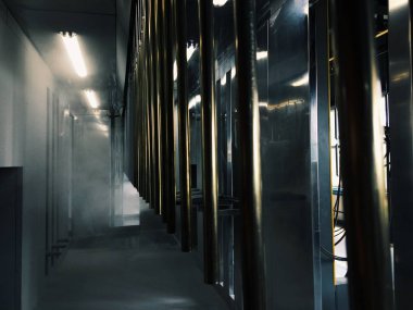 Metal parçalar için fabrikada endüstriyel konveyör hattı. Parça yüzeyinin ve boya parçalarının toz boya ile ön işlemesi.