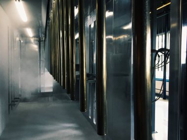 Metal parçalar için fabrikada endüstriyel konveyör hattı. Parça yüzeyinin ve boya parçalarının toz boya ile ön işlemesi.