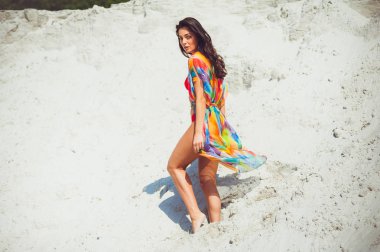 Kumüzerinde poz seksi genç kadın