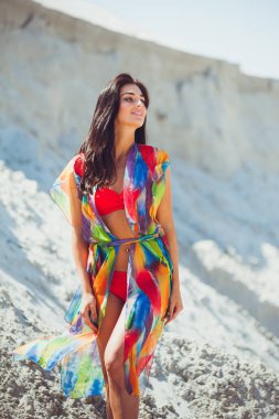 Kumüzerinde poz seksi genç kadın