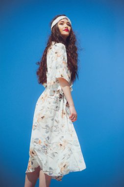 Plaj elbisesi ve kafasında kurdele olan güzel bir kadın. Çölde yürürken.