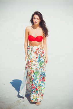 Kum plajda mayo uzun koyu saçlı güzel şehvetli kadın Moda açık hava fotoğrafı.