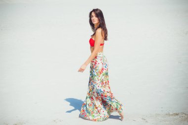 Kum plajda mayo uzun koyu saçlı güzel şehvetli kadın Moda açık hava fotoğrafı.