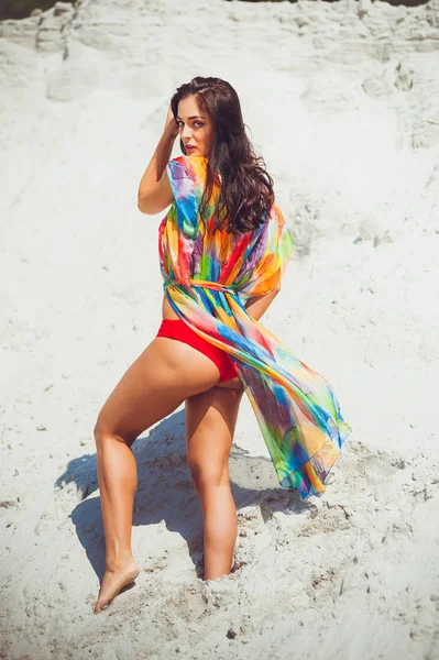 砂の上でポーズセクシーな若い女性 — ストック写真