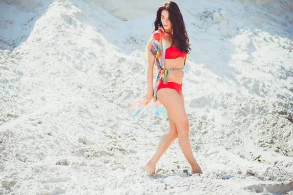 美しいボヘミアンスタイルの女性 日焼けした女の子太陽の光の下でビーチで 性的赤い水着は熱帯の島で日没 休日の時間 夏のファッション女性をお楽しみください — ストック写真