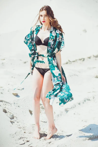 Yeşil Mayo Beyaz Kum Plaj Üzerinde Poz Çekici Ince Kız — Stok fotoğraf