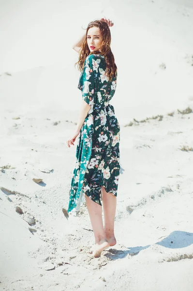 Привлекательная Стройная Девушка Зеленых Купальниках Позирует Белом Песчаном Пляже Молодая — стоковое фото