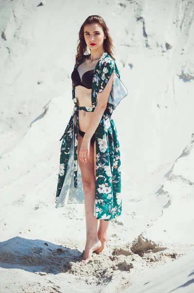 Atractiva Chica Delgada Traje Baño Verde Posando Playa Arena Blanca —  Fotos de Stock