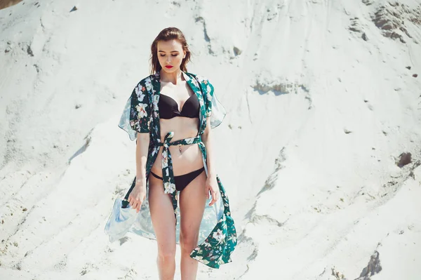 수영복 해변에 포즈에 매력적인 여자에서 해변에서 휴가에 달려있다 수영복 — 스톡 사진