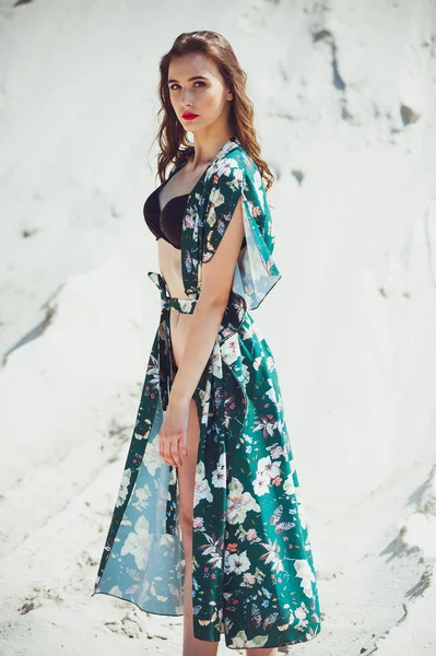 Atractiva Chica Delgada Traje Baño Verde Posando Playa Arena Blanca — Foto de Stock