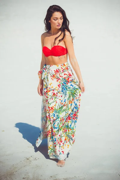 砂浜の水着で長い黒髪の美しい官能的な女性のファッション屋外写真 — ストック写真