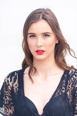 Çöl kumulüzerinde poz güzel genç kadın