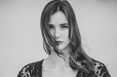 Çöl kumulüzerinde poz güzel genç kadın