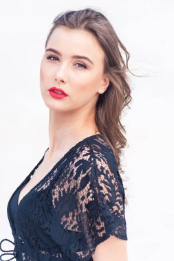 Çöl kumulüzerinde poz güzel genç kadın