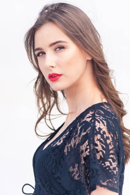 Çöl kumulüzerinde poz güzel genç kadın