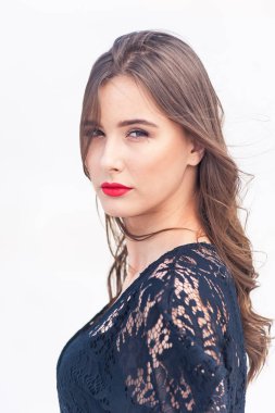 Çöl kumulüzerinde poz güzel genç kadın