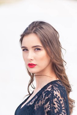 Çöl kumulüzerinde poz güzel genç kadın