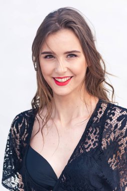 Çöl kumulüzerinde poz güzel genç kadın