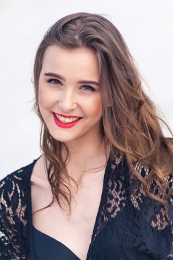 Çöl kumulüzerinde poz güzel genç kadın