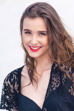 Çöl kumulüzerinde poz güzel genç kadın