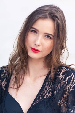 Çöl kumulüzerinde poz güzel genç kadın