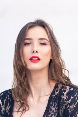 Çöl kumulüzerinde poz güzel genç kadın