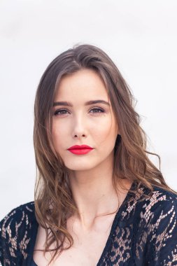 Çöl kumulüzerinde poz güzel genç kadın