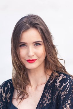 Çöl kumulüzerinde poz güzel genç kadın