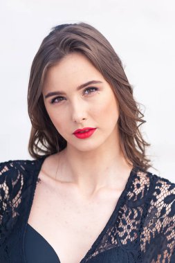 Çöl kumulüzerinde poz güzel genç kadın