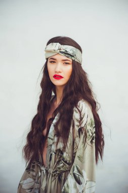 Kum sahilde güzel genç şehvetli kadın