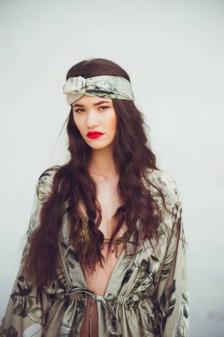Kum sahilde güzel genç şehvetli kadın