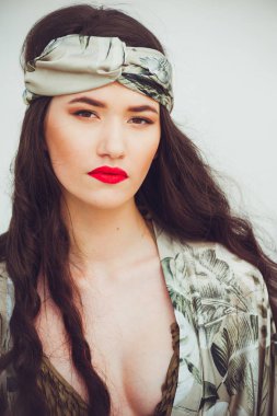 Kum sahilde güzel genç şehvetli kadın