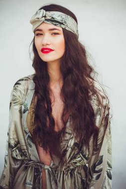 Kum sahilde güzel genç şehvetli kadın