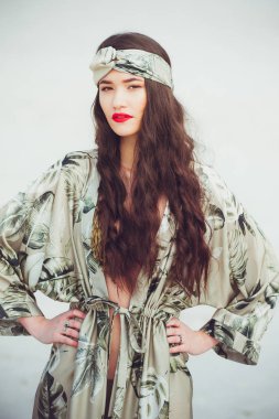 Kum sahilde güzel genç şehvetli kadın