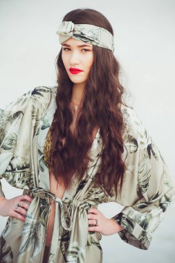 Kum sahilde güzel genç şehvetli kadın