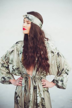 Kum sahilde güzel genç şehvetli kadın