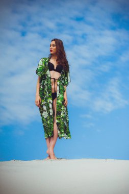 Güzel genç kadın mayo plajda ürpertici