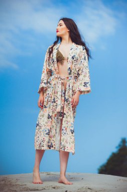 Güzel seksi kadın yaz mavi mayo gökyüzüne karşı poz