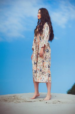 Güzel seksi kadın yaz mavi mayo gökyüzüne karşı poz