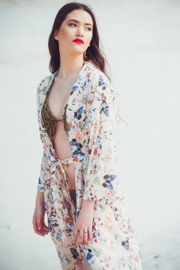 Güzel seksi kadın yaz mavi mayo gökyüzüne karşı poz