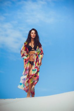 Mayo kum üzerinde güzel genç şehvetli kadın