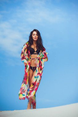 Mayo kum üzerinde güzel genç şehvetli kadın