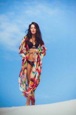 Mayo kum üzerinde güzel genç şehvetli kadın