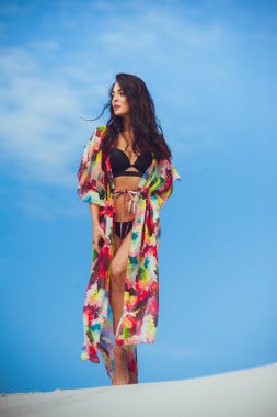 Mayo kum üzerinde güzel genç şehvetli kadın