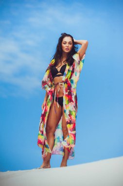 Mayo kum üzerinde güzel genç şehvetli kadın